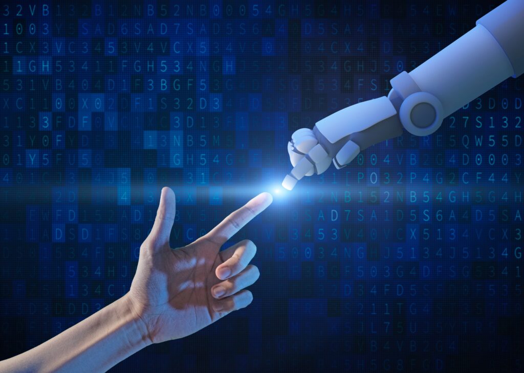 Roboterhand berührt menschliche Hand vor digitalem Hintergrund.