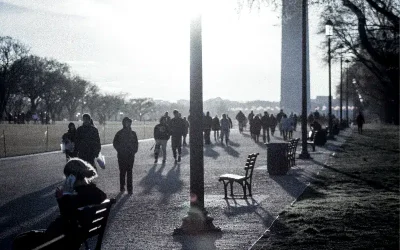 Menschen spazieren in einem Park am Morgen.