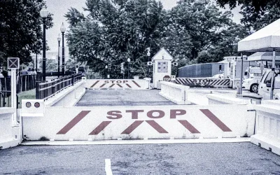 Sicherheitskontrolle mit Stoppschildern und Barrieren