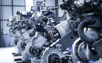 Industrieroboter in einer automatisierten Fertigungsanlage
