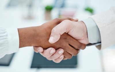 Händeschütteln im Büro für Geschäftstreffen