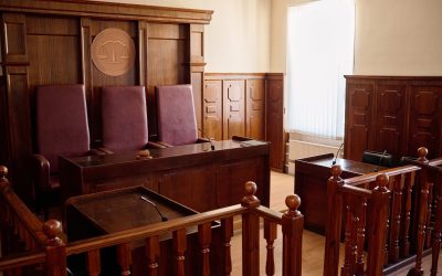 Gerichtssaal mit modernem Interieur und Richtertisch